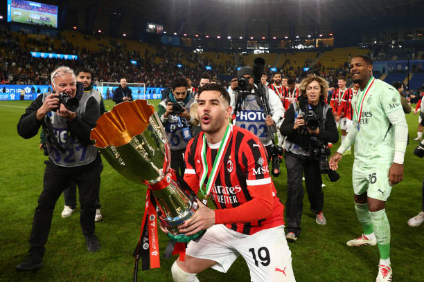 人们走在古 人们走在古